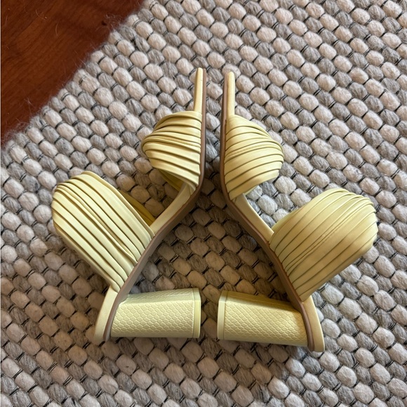 Dolce Vita Pilton Sandal in Lemon Cream Stella - Picture 2 of 5